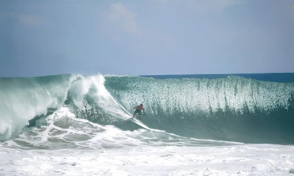 paradis des surfeurs la plage de zicatela est un des meilleurs spots pour les surfeurs du monde entier